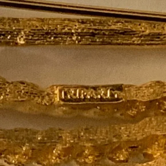 Trifari - Vintage abstract gold toned closed flower petal brooch. - Picture 4 of 4